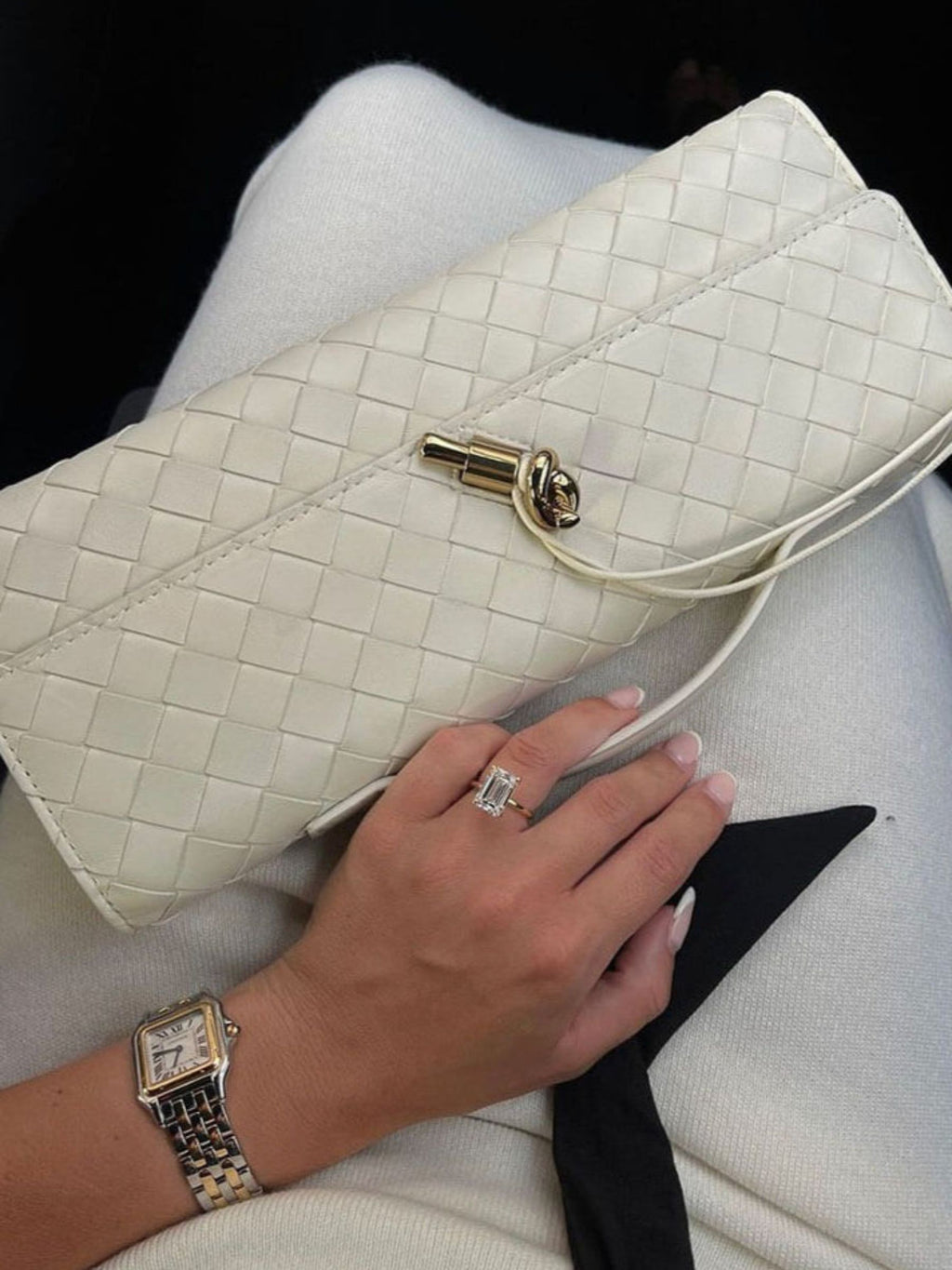 MELANIE™ | Clutch con Detalle de Nudo Dorado