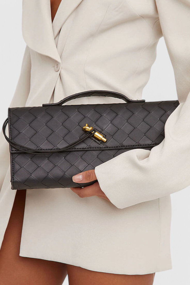 MELANIE™ | Clutch con Detalle de Nudo Dorado